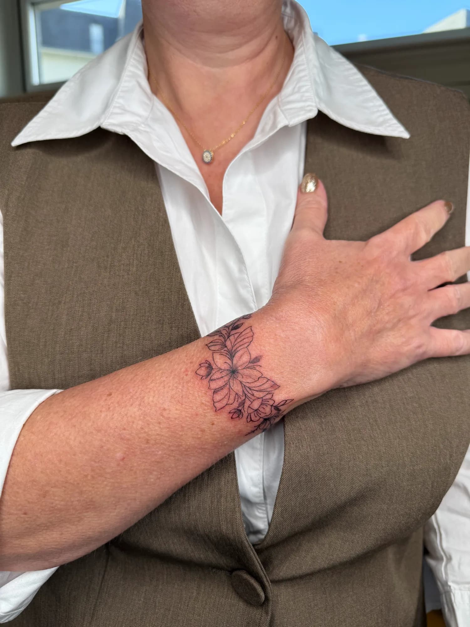Tatouage floral délicat, douceur du trait
