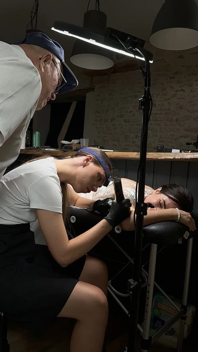 Victoria-Luz tatouant un invité pendant un mariage
