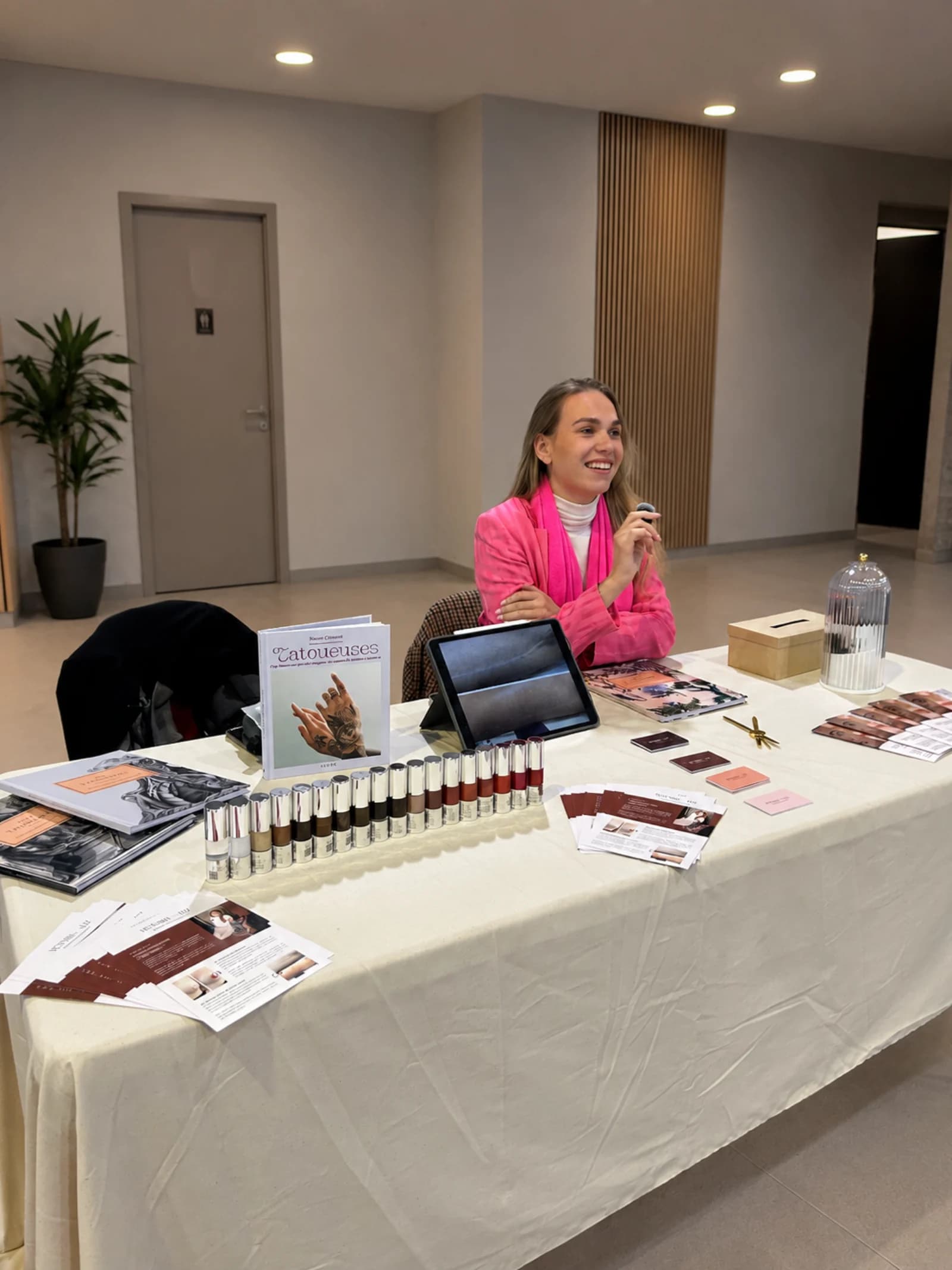 Victoria-Luz lors d’un événement, micro en main, à la rencontre du public