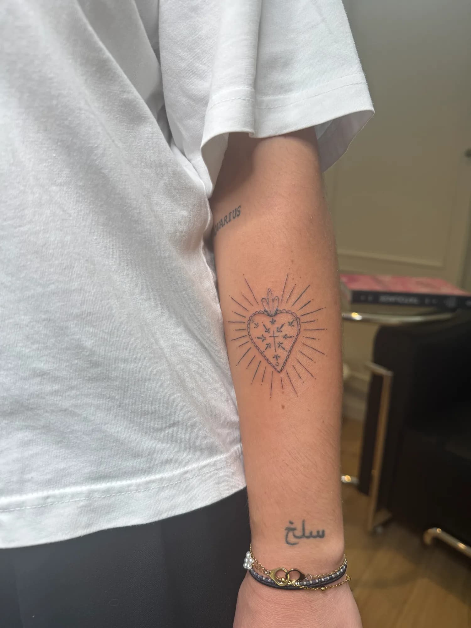Tatouage ornemental en trait fin, pièce sur-mesure