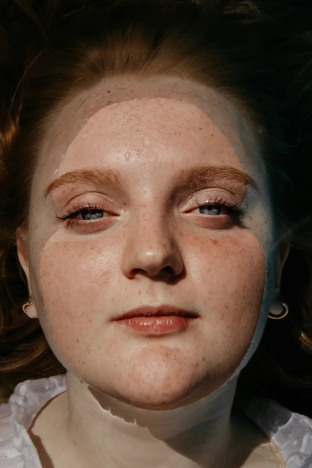 Taches de rousseur en dermopigmentation, effet ensoleillé naturel sur le visage